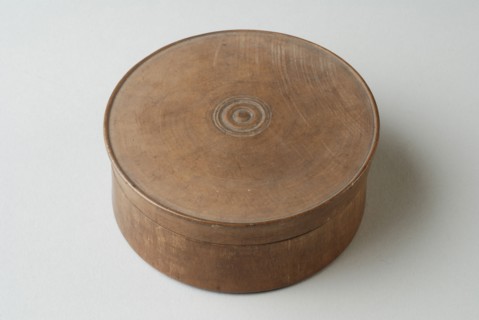 Wooden box, turned wood with inside Rauws 1807, box holder wood, sawn turned Wooden box. Disc-shaped twisted wood. Decorated