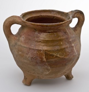 Pottery grape on three legs, two sausage ears, ribs and rings on the shoulder, grape cooking pot tableware holder utensils