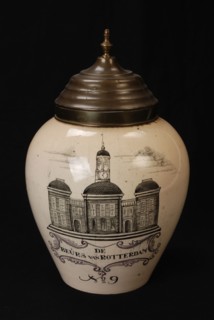 Manufacturer: De Porceleyne Fles, Cream-colored tobacco spot with THE FAIR OF ROTTERDAM, tobacco pot holder ceramic earthenware