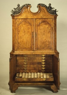Simplicity cabinet Rotterdam surgeon's guild, with two separate figures on the hood: Hygiaea and Flora, simplicity cabinet