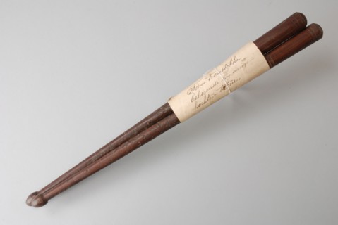 Drumsticks that probably belong to the drum of the Rotterdam militia, drumstick stick percussion instrument musical instrument