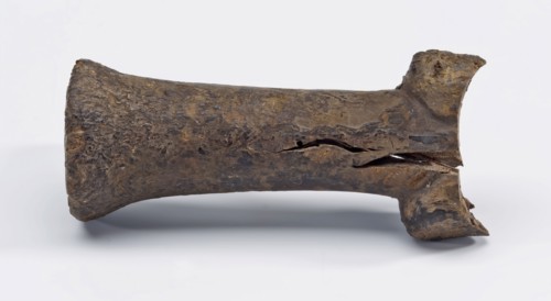 Lifts kidney dagger, kidney dagger dagger knife stab weapon weapon part ground find wood iron metal, forged Heft of kidney
