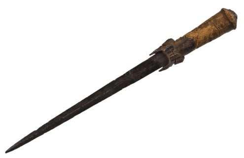 Kidney dagger with wooden hilt and metal baffle, the relief of which runs through the lower edge of the handle with guide bars