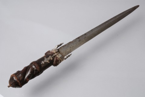 Kidney dagger with carved wooden hilt with iron and bronze inlay and baffle plate built up of layers of bronze and iron