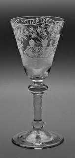 Goblet engraved with finch hunting and companionship, wine glass drinking glass drinking utensils tableware holder lead glass