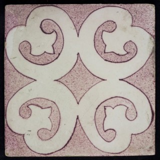 F.J. Kleyn, Purple sprinkled tile on white, central decor of four indented identical laterally connected pretzel shapes, wall