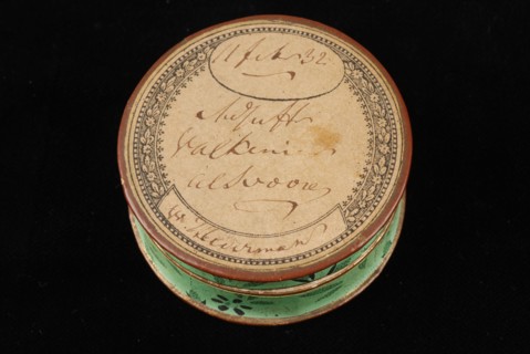 Cardplate pillbox with handwritten inscription 11 febr 32 MJuffr Falconer and green floral side, pillbox box holder cardboard
