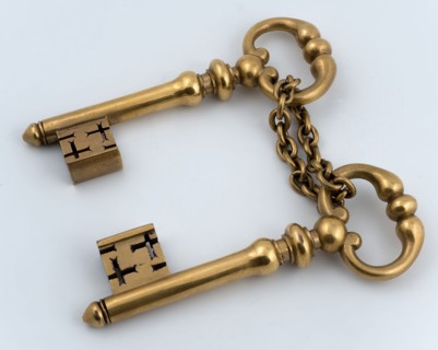 Two gilded copper keys on chain: the so-called city keys, key ironware copper gold, key) Two same relatively large gilt keys
