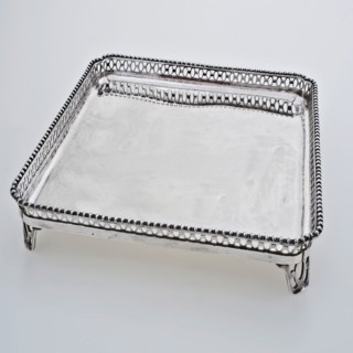 Silversmith: Rudolph Sondag, Square silver tray with raised edge and legs, tray tray holder silver, sawn cast Square smooth