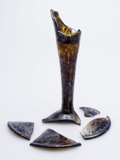 Five fragments of one goblet, drinking glass drinking utensils tableware holder soil find glass, hand-blown Four fragments