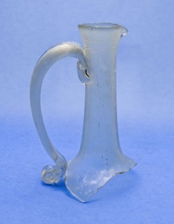 Fragment of shoulders, neck, mouth, pouring lip and handle of pouring bottle, bottle holder soil find glass, free blown