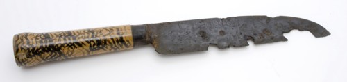 Dated knife with engraved blade and flamed legs, knife cutlery cutlery soil find metal iron copper bone, G 1785 archeology food