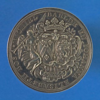 Nico van Swinderen, Medal on the 25th wedding of Michiel Baelde and Johanna Elizabeth Bos, wedding penny medal silver, two coats