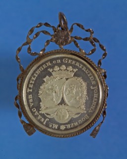Wedding medal as pendant, from Mr. Isaac van Teylingen, mayor of Rotterdam, and Geertruyda Johanna Bouwer, wedding medal