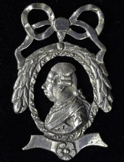 Question mark Stadholder William V, bearmark identification carrier silver, cut out, bust of Willem V left surrounded by laurel