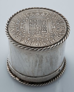 Coin box for Patagons, coin box holder silver, Cylindrical tin with lid: smooth silver Bottom