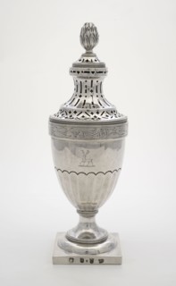 Silversmith: Rudolph Sondag, Silver sugar shaker, sugar sprinkler scatterer crockery holder silver, cast sawn engraved Pair