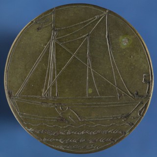 Medal der Kleinschippers in Rotterdam, no. 57, guild penny penning identification bearer brass, sailing ship sailing to the left