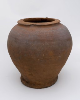 Pottery baluster-shaped pot on stand, flat top with grooves, storage pot aspot pot holder soil find ceramic earthenware, hand