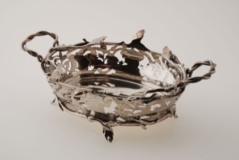 Silversmith: Rudolph Sondag, Silver bonbon basket, openwork wall with engraved representation of tea drinking Chinese, bonbon