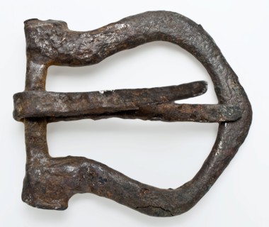 D-shaped buckle with split angel around style, buckle fastener part soil find iron metal, forged bracket with slightly curved