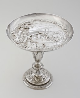 Silversmith: meester AvB, Silver tazza with passionate representation of Christ and the Samaritan woman at the well, tazza