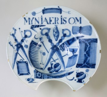 Gerrit Kruijck? (pottenbakker, plateelpainter), Blue shaving basin with hairdressing tools and MYN IAER IS OM, shaving basin