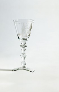 Chalice glass engraved with coat of arms of Rotterdam, two doctors and inscription St Cosmus et St Damianus, wineglass drinking