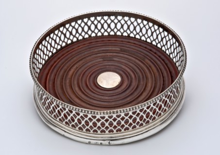 Silversmith: Rudolph Sondag, Round silver bottle box with openwork edge, bottle tray coaster holder silver wood textile, sawn