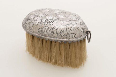 Silversmith: Johannes Pot, Brush back, coat brush brush silver wood hair, driven sawn, driven oval silver flower ornament