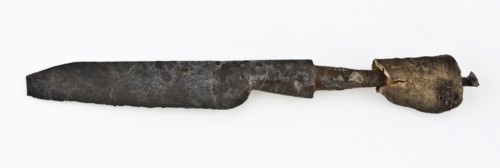 Knife with forged lifting guard between blade and narrowed stinger, knife cutlery soil find iron wood metal, forged riveted