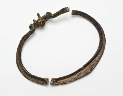 Oval bag bracket, broken into two pieces, bracket belt bag bag holder soil find brass copper metal, die-cast stamped Short
