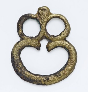 Center piece of brass buckle, consisting of three eyes, buckle harness clothing accessory clothing ground find copper brass