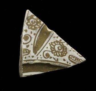 Shard of majolica dish with gilt decoration on white ground, dish crockery holder soil find ceramics pottery glaze tin glaze