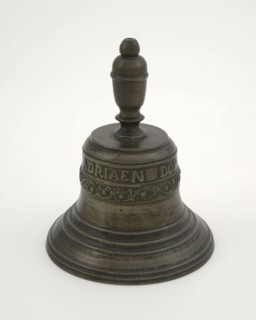 Adriaen Dop, Handbell with ADRIAEN DOP FECIT 1692, handbell sound bronze, handle h 6.5 molded Bell shape and baluster-shaped