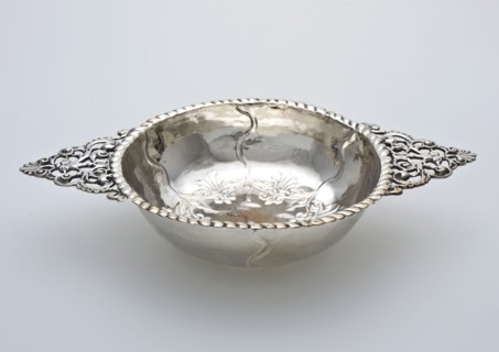 Silversmith: Hendrik van Beest, Silver brandy bowl, brandy bowl bowl holder silver, hammered cast cast engraved Stand ring