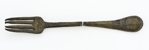 Small fork with four teeth, broken into two parts, fork cutlery soil find tin metal, parts) Pewter fork in two parts