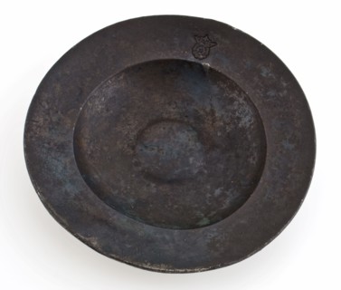 Small pewter dish with bevelled edge and partly curved bottom, marked, plate crockery holder soil find tin, cast Small tin plate