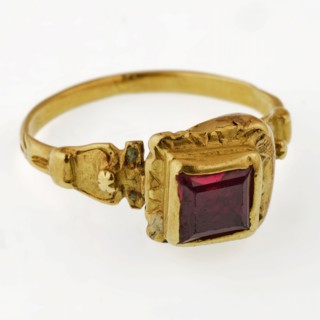 Gold ring with red garnet stone, ring ornament clothing accessory clothing soil find gold gemstone metal, w with stone 2.8