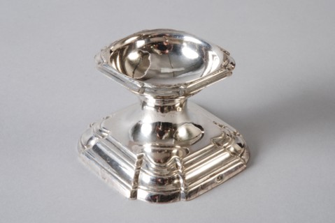 Silversmith: Rudolph Sondag, Silver salt vessel on foot, salt barrel tableware holder silver, cast Small deep round bowl