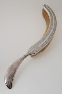 Silversmith: J.H. Carstens, Silver s-shaped dustpan, dustpan sweeper silver, inserted Curved handle attached to curved brush
