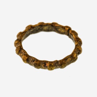 Brass ring with stud decoration, ring part soil find brass brass metal h 0.2 outside, cast Small ring of brass Decorated