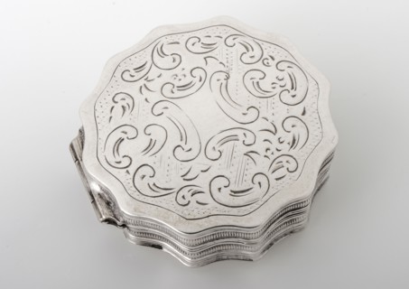 Silver round, scalloped pillbox, pill box peppermint box box holder silver, forced insertion Round box refurnished Hinged lid