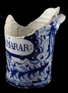 Fragment majolica oil jug with -foglie motif and cartouche with text, pharmacy jar, oil jug pharmacy jar soil find ceramic