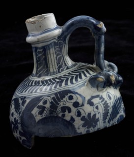 Fragment faience jug, blue on white, on the belly leaf motifs with hare and deer, curls under the ear, jug crockery holder soil