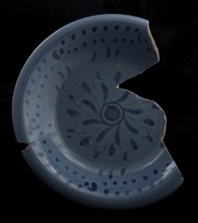 Berettino bowl, blue on pale blue ground, rosette on the mirror, arch pattern reverse side, dish dish tableware holder