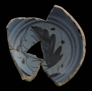 Fragment blue plate, berettino, leaf motif, round wall rings, plate crockery holder earth discovery ceramics pottery glaze