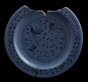 Berettino dish, blue on light blue background, tulips and 'horror vacui' motif, reverse side arch pattern, dish plate crockery