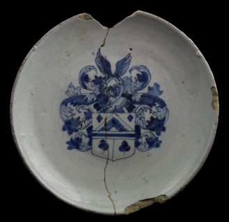 Faience plate on wide stand ring, blue on white ground, weapon dish, plate crockery holder soil find ceramic pottery glaze tin