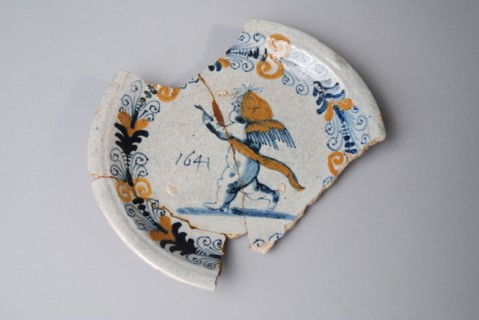 Majolica plate, yellow and blue on white, Cupid with sash, aigrette border, dated 1641, plate crockery holder soil find ceramic
